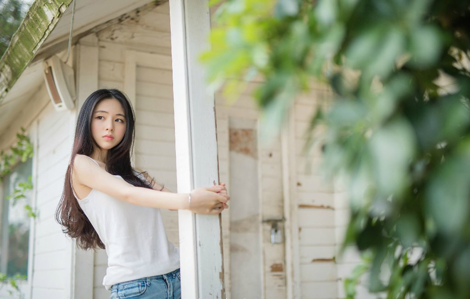 我愿意在父亲母亲丈夫的生命圆环里做最后离世的一个，如果我先去了，而将这份我已尝过的苦杯留给世上的父母，那么我是死不瞑目的，因为我已明白了爱，而我的爱有多深，我的牵挂和不舍便有多长。——三毛《梦里花落知多少》